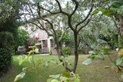 Image de Proche de la Cèze, belle maison ancienne avec jardin.