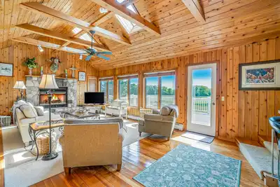 Image de Maison familiale avec grande terrasse, grande pelouse - accès au pavillon!