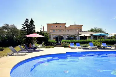 Image de Piscine géante et salle de fitness pouvant accueillir jusqu'à 18 personnes et bébé!