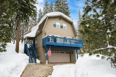Image de Incline Village Cabin Niché dans les pins | Lake Tahoe Escape ❤ de AvantStay
