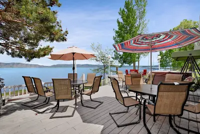 Image de Spacieux front de mer avec une terrasse arrière meublée et une salle de jeux amusante