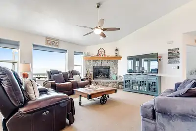 Image de Spacieux, maison familiale près de la ville w / une grande terrasse et une vue imprenable