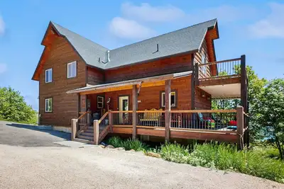 Image de Cabine avec vue sur le lac w / Ping-Pong / tables de billard, cinéma maison et piscine / tennis partagée!
