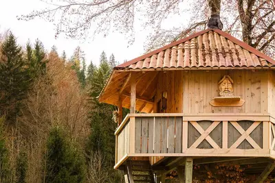 Image de Dolomites maison de village sur l'arbre