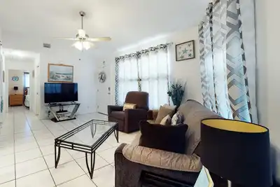 Image de Dog-friendly, maison front de mer w \/ quai privé, piscine partagée, bain à remous
