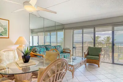 Image de Superbe escapade sur l'île de Maui avec une vue sur l'océan, une véranda meublée et une piscine partagée!