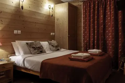Image de Chalet de 21 lits avec bain Ă remous, sauna et table de billard