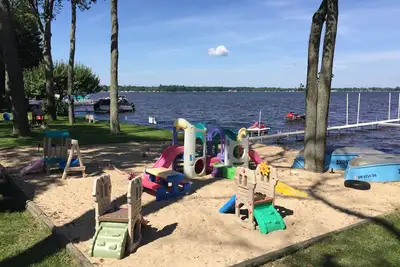 Image de Marchez juste en dehors de l'eau, au bord du lac Cottage - 4 chambres \/ 2 salles de bain, pour 10 personnes!
