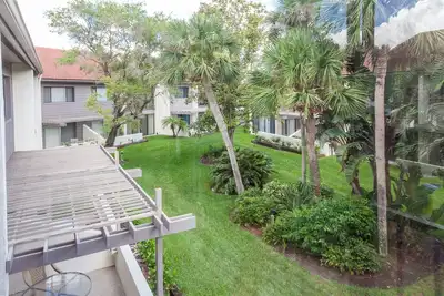 Image de Profitez de la tranquillité de cette spacieuse unité de deux chambres. Siesta Dunes 6-203