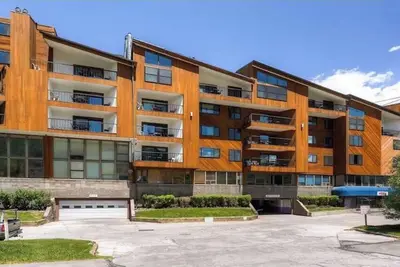 Image de Magnifique condo 1br, 1ba Vail - Cuisine complète, foyer, balcon et bien plus encore!
