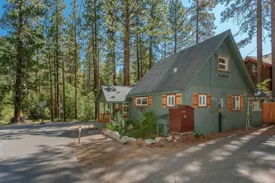 Image de Charme Tahoe 3/1 Cottage Près de la plage, en plein air, sentiers et plus encore.