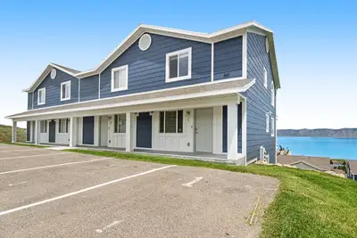 Image de Condo à trois niveaux avec piscine commune, bain à remous, terrains de sport et vue sur le lac aux Ours