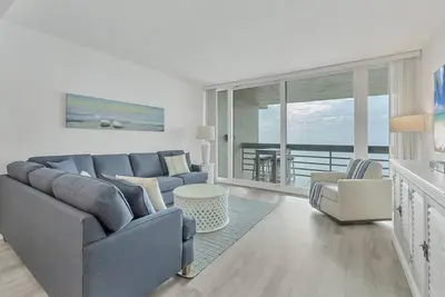 Image de Profitez de la vue fabuleuse de ce condo en bord de mer au 5ème étage à Beachplace - 2 Br 2 Ba