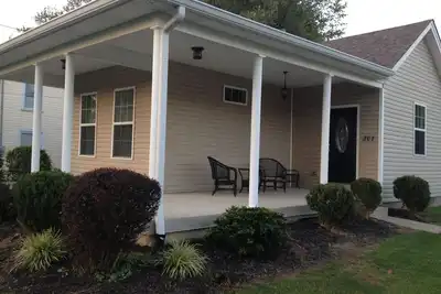 Image de Cozy Cottage 2 chambres avec porche, 1 mile to Xway, des magasins et des divertissements