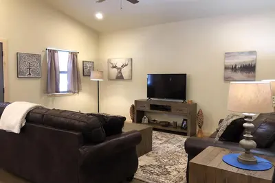 Image de Bearhat Cabin - Jacuzzi extérieur privé - Glacier Country Cabins and Rec, Inc.