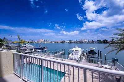 Image de Sandpiper's Cove 203 Luxury Waterfront 3 Bedroom 2 Condo de bain