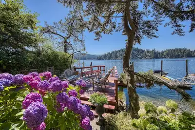 Image de Sea 'n Sand - Deep Cove Waterfront - utilisation gratuite des kayaks.