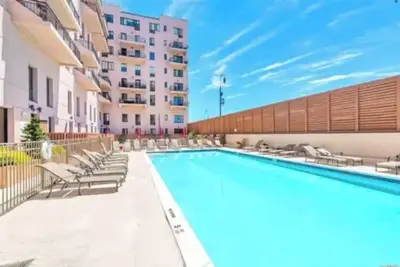 Image de Condo de luxe en bord de mer avec parking