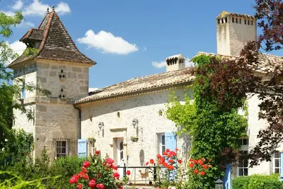 Image de Propriété de charme -idéale pour 8- avec piscine au milieu des noisetiers