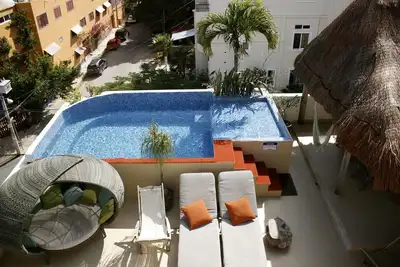 Image de Kingsize 1bdr apt, sur le toit commun w / salon, piscine, barbecue. . . (unités 202)