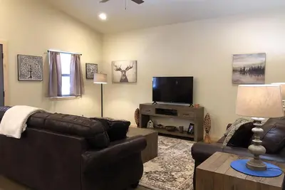 Image de Logan Cabin - Spa extérieur privé - Glacier Country Cabins and Rec, Inc.
