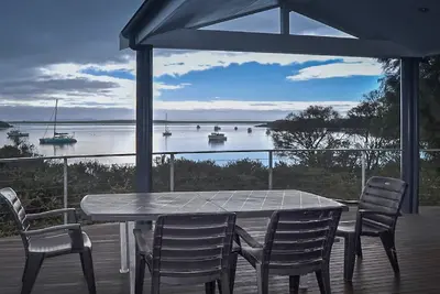 Rest A Shore est une propriété au bord de l'eau avec une vie spécieuse et une vue panoramique sur le nord