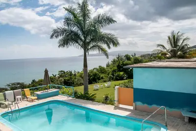 Image de Transport gratuit. Villa privée. Incroyable vue sur l'océan, piscine et femme de ménage.