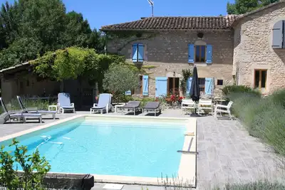 Ferme en pierre mise à jour, vue imprenable et patio privé au bord de la piscine