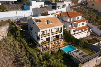 Image de maison sur la mer avec piscine, barbecue et jardin