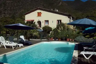 Image de Appartement spacieux au rez-de-chaussée avec piscine commune et vue sur la montagne