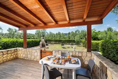 Image de Appartement deux pièces pour 2/3 personnes au rez-de-chaussée avec un jardin privatif d'environ 150 m² avec barbecue et transats.