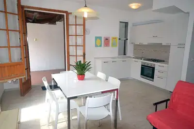Image de Maison mitoyenne rénovée avec jardin et parking pratique pour les services