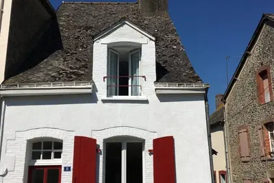 Image de Maison blanche pittoresque avec caractère, jardin et garage