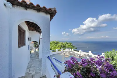 Image de Villa Viola. Accès à la mer du parc privé. Vue privilégiée sur la mer Égée.