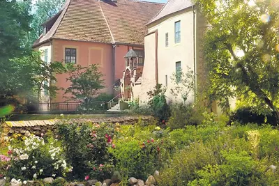 Image de château à douves historique sur un grand domaine
