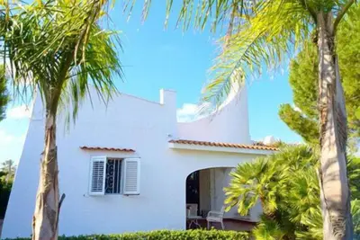 Exclusif maison avec l'atmosphère, grande Medit. Jardin, à 200 mètres de la plage de sable