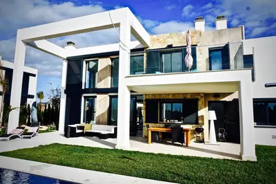 construction neuve de rêve - villa de style Bauhaus, propre piscine et jardin, près de la plage,