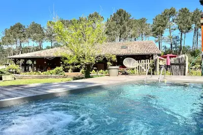 Image de Sublime Villa with swimming pool surrounded by pine trees