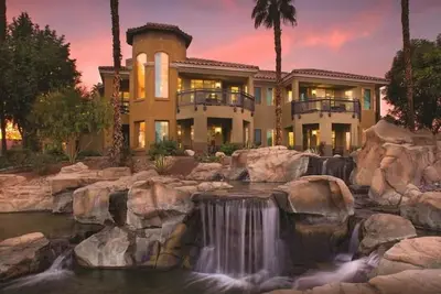 Image de Coachella 2019 - Marriott Villa I - 1 très grand lit avec un canapé-lit et un balcon