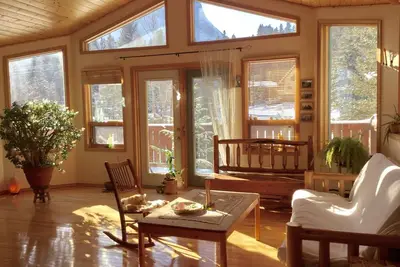 Image de Confortable maison alpine du centre-ville de Canmore