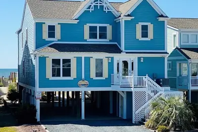 Image de Fantastic Large Oceanfront Home - Ascenseur - Piscine!