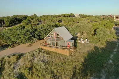 Image de 5 acres. Profitez du coucher de soleil au «Bungalow» TyRosa Ranch près des caves et des lieux