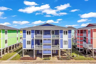 Image de Grand condo avec piscine communautaire et courts de tennis!