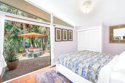 Image de Emplacement de choix sur Siesta Key! Porte privée dans le village! - Maison de village Gertrudes