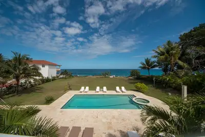Image de Villa en front de mer de 7 chambres avec piscine, vue imprenable sur la mer, Guest-Friendly