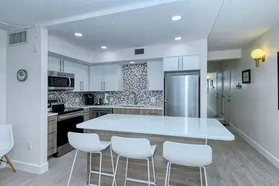 Image de LaPlaya 101a - Step out to the beach from your screened lanai. Light and bright end unit.