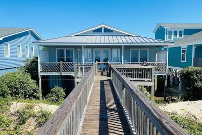 Image de Oceanfront avec couvert Oceanside Porch!