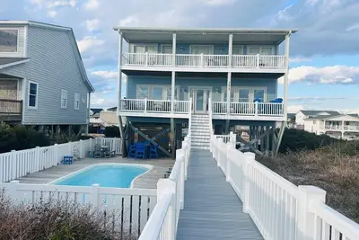 Image de Piscine Oceanside - 2 porches Oceanside avec Rockers!