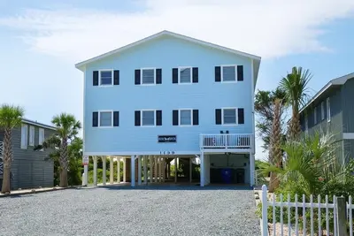 Image de Oceanfront Classic dans une communauté fermée!