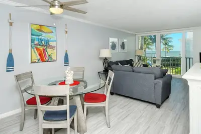 Image de LaPlaya 201e-Nestled in the palms. just steps from the pool!